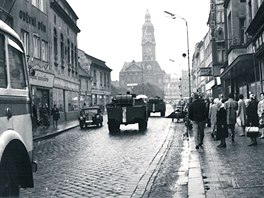 Sovětské transportéry směřují na hlavní prostějovské náměstí, které se tehdy...