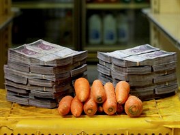Za bné potraviny se ve Venezuele muselo platit stohy bankovek. 