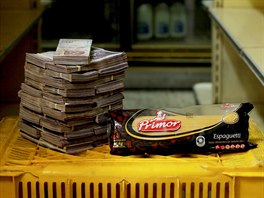 Za bné potraviny se ve Venezuele muselo platit stohy bankovek. 