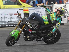 edesát motocyklových kaskadér na Czech Stunt Day pedvádlo divákm...