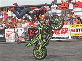 edesát motocyklových kaskadér na Czech Stunt Day pedvádlo divákm...