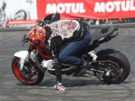 edesát motocyklových kaskadér na Czech Stunt Day pedvádlo divákm...