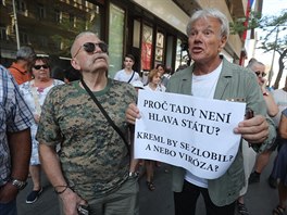 Transparent protestujících před budovou rozhlasu v Praze.  (21. 8. 2018)