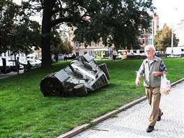 Umělec David Černý umístil na náměstí Kinských v Praze 5 torzo tanku k 50....