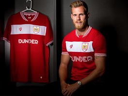 Fotbalov obrnce Tom Kalas v dresu Bristolu City.