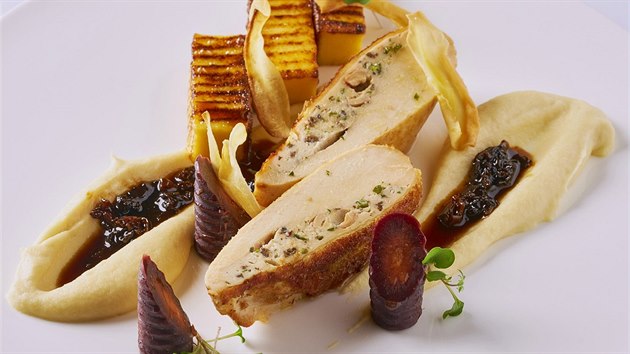 Kukuřičné kuře, smrže, foie gras, pastinák, červená mrkev, polenta