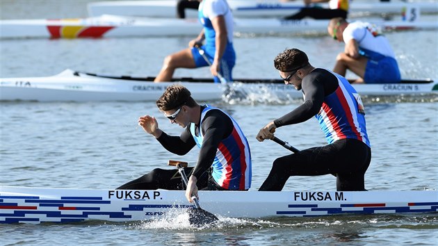 BRATI V TRIKU. Petr Fuksa (vpedu) a Martin Fuksa na MS v Portugalsku.