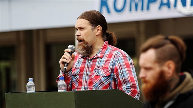 Fredrik Vejdeland ze  Severského hnutí odporu   promlouvá na volebním shromáždění ve švédské Kungälvě. (18. srpna 2018)