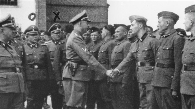 Na fotografii z roku 1942 si nacistick f gestapa a SS Heinrich Himmler pots rukou s novmi dozorci koncentranho tbora Trawniki.