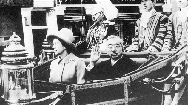 Britsk krlovna Albta II. a japonsk csa Hirohito pijd do Buckinghamskho palce v rmci vladaovy cesty po Evrop. ( 5. jna 1971)
I