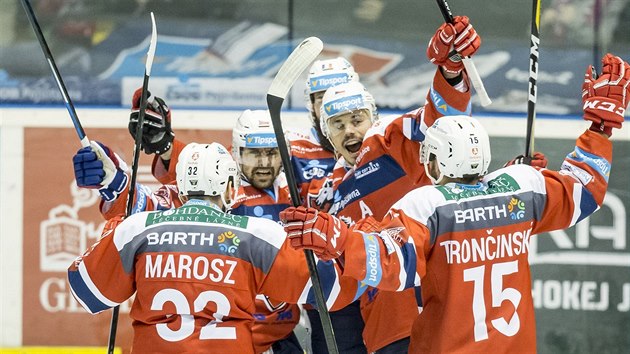 Pardubičtí hokejisté se radují z branky do sítě Třince ve čtvrtfinále play off.