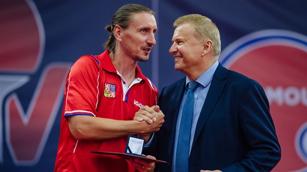 Dimitrij Prokopcov (vlevo) pebr z rukou pedsedy esk asociace stolnho tenisu Zbyka paka plaketu s podkovnm za spnou reprezentaci.