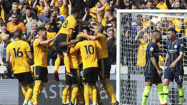 Gólová radost hráčů Wolverhamptonu po úvodní brance proti Manchester City.