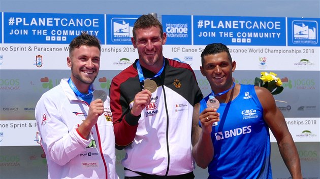 Kanoista Martin Fuksa (vlevo) získal v Portugalsku stříbro na kilometrové trati. Uprostřed je německý vítěz Sebastien Brendel, vpravo bronzový Brazilec Isaquias Queiroz dos Santos.