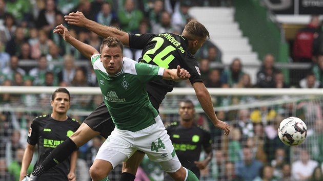 Philipp Bargfrede z Werderu Brmy vyzrl v hlavikovm souboji na protivnka z Hannoveru.