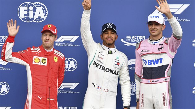 Nejrychlej mui kvalifikace na Velkou cenu Belgie formule 1 (zleva): Sebastian Vettel, Lewis Hamilton a Esteban Ocon.