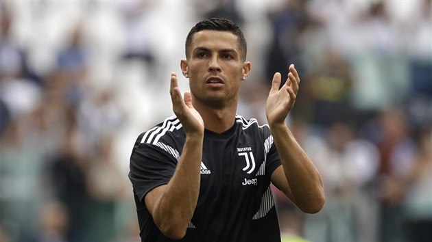 Cristiano Ronaldo na rozcvice ped prvnm domcm utkn v dresu Juventusu.