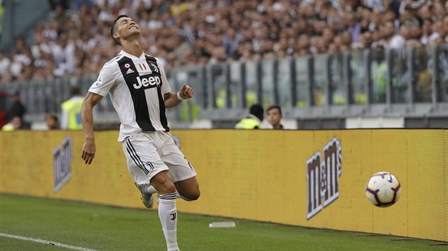 Cristiano Ronaldo z Juventusu nestihl doběhnout míč v utkání s Laziem.