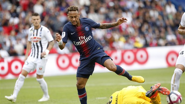 Neymar nepeel pes branke Angers.