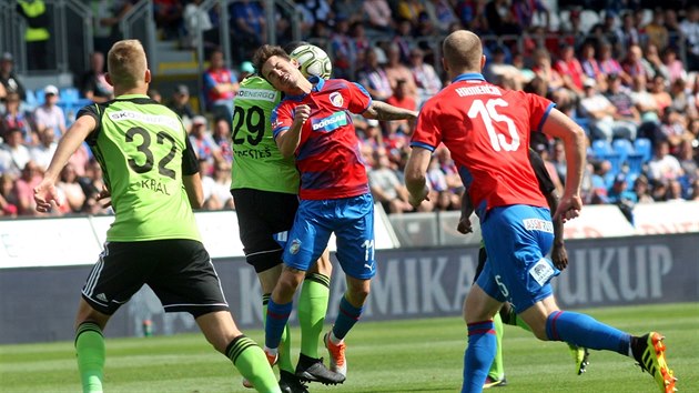 Plzeňský Milan Petržela schytal v hlavičkovém souboji tvrdou ránu.