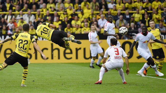 Letecká vložka Mahmouda Dahouda z Dortmundu skončila gólem v síti Lipska.