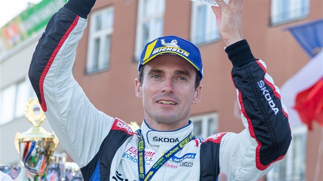 Jan Kopeck se raduje z triumfu na Barum Czech Rallye.