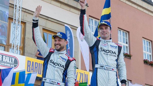 Vtzn esk posdka Jan Kopeck (vpravo) a Pavel Dresler se raduje z triumfu na Barum Rallye Zln.