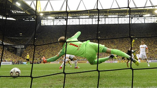 Brankář Lipska Peter Gulacsi inkasuje první gól v utkání s Dortmundem.