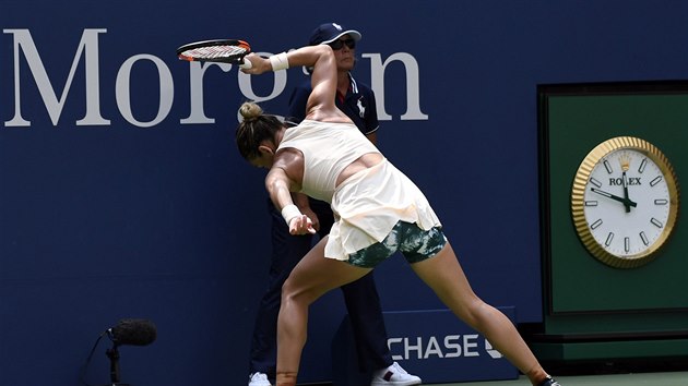 Simona Halepov mlt vztekle raketou v utkn prvnho kola US Open proti Kaie Kanepiov.