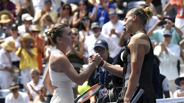 Simona Halepov (vlevo) gratuluje Kaie Kanepiov k postupu do druhho kola US Open.