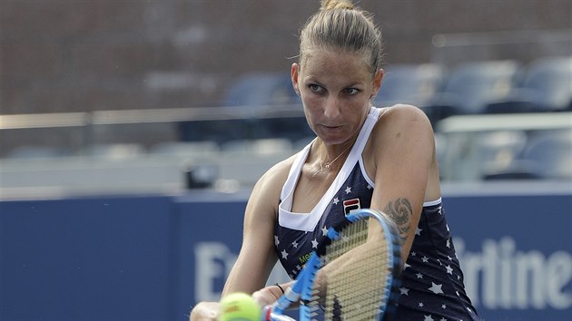 Forhend Karolíny Plíškové v prvním kole US Open proti Kazašce Zarině Dijasové.