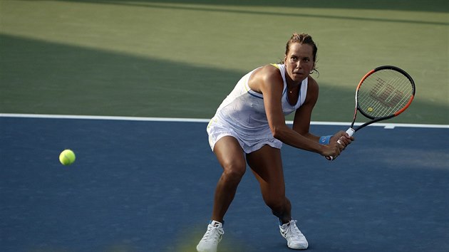 Barbora Strýcová číhá na míček v utkání prvního kola US Open.
