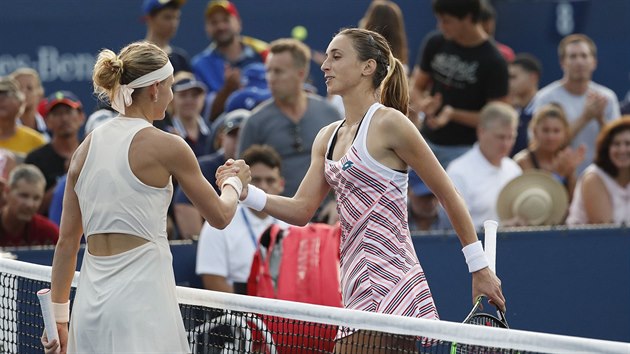 Lucie afov (vlevo) pijm gratulaci Patry Martiov k postupu do druhho kola US Open.