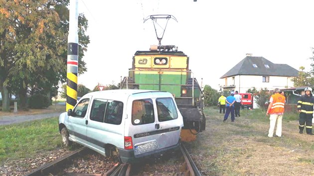V obci Malšice na Táborsku se v pondělí ráno střetl na přejezdu vlak s osobním autem. Řidič utrpěl zranění.