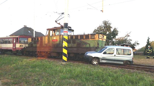 V obci Malšice na Táborsku se v pondělí ráno střetl na přejezdu vlak s osobním autem. Řidič utrpěl zranění.