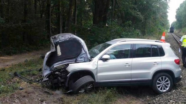 V neděli se severně od Třeboně na železničním přejezdu u sídliště Gigant střetl VW Tiguan s osobním vlakem.