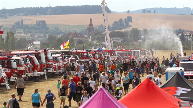 Na nejvt setkn hasi a jejich techniky v esk republice PyroCar dorazily v ptek a sobotu na letit v Pibyslavi tisce lid.