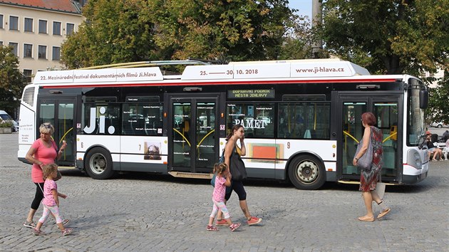 editel Mezinrodnho festivalu dokumentrnch film Ji.hlava 2018 Marek Hovorka v pondl pedstavil nov festivalov trolejbus, kter bude kiovat jihlavsk ulice.