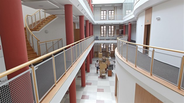 Cena rekonstrukce je kolem 35 milion�,
do�lo jen k m�rn�mu nav��en�. Nad
r�mec p�vodn�ho pl�nu se d�lala
nap��klad nov� fas�da a podlaha ve
vstupn� hale