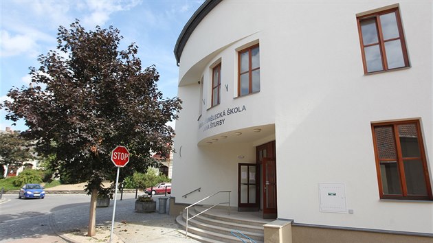 Do celkov�ch n�klad� rekonstrukce je nutn� zapo��tat i to, �e m�sto koupilo budovu
u ka�ny se zn�mou sochou Pas��ka
od V�eobecn� zdravotn� poji�tovny za 16 milion�.