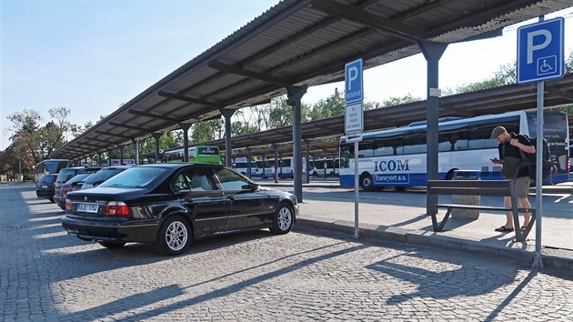 U stanovit 32 sice osobn auta stoj, jedn se ovem o vozidla zamstnanc dopravn
spolenosti ICOM transport. Monost pivezen i vyzvednut cestujcch autem tu nen.