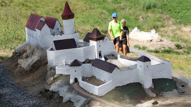 Už jen detaily zbývají dotvořit na hradě Loučka (na snímku) a komplexu hradu s kostelem v Černvíru, zcela hotov je hrad Čepička.