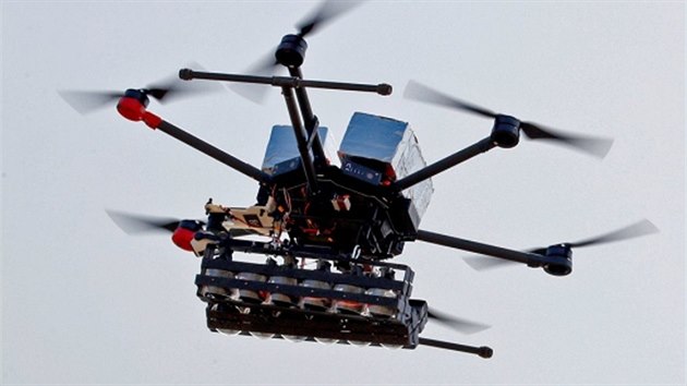 Detail izraelského dronu s granáty se slzným plynem