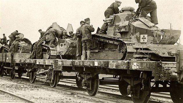 Přeprava tanků Renault FT-17 po železnici (Francie, 1918)