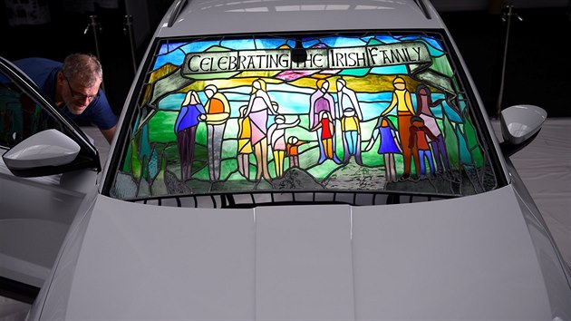 Karoq s ručně vyrobenými skleněnými panely evokujícími vitráže. Jejich autor vytvořil scény zobrazující vývoj novodobých irských rodin za posledních 40 let, jakož i tradiční irskou kulturu a pohostinnost.