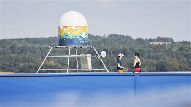 Meteopress rozil svou s meteorologickch radar o dal na stee vrobn haly v prmyslov zn u Plzn (16. srpna 2018).