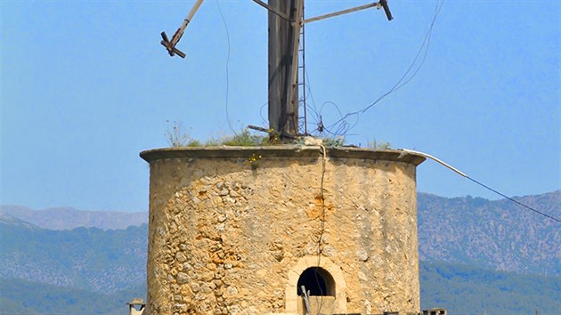 Jeden z mnoha větrných mlýnů ve vnitrozemí Mallorcy stojí u města Sa Pobla.