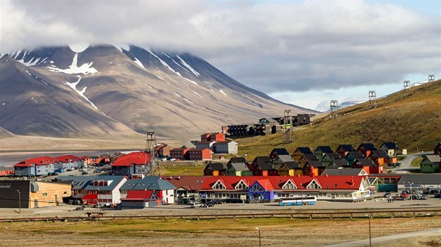 Longyearbyen, Norsko. V promrzl pd se tla nerozkldaj a panuje obava z rozen smrtelnch vir. Proto zde plat zkaz pohbvn.