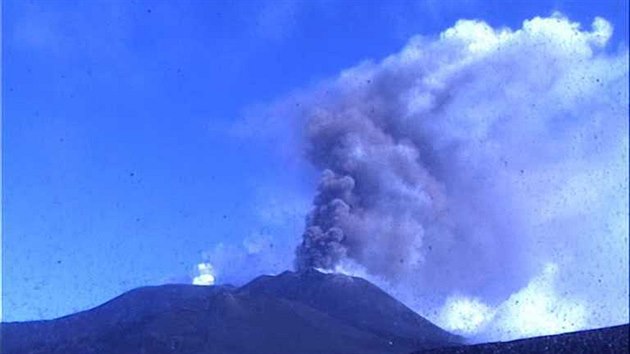 Etna v noci na pátek chrlila lávu do výšky 150 metrů. Po úsvitu už ze sopky stoupala jen několik set metrů vysoká oblaka popelu. (24. srpna 2018)