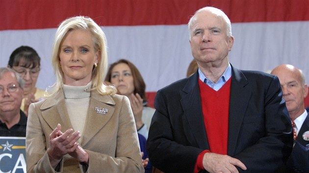 Sentor John McCain s manelkou Cindy na archivnm snmku z roku 2008